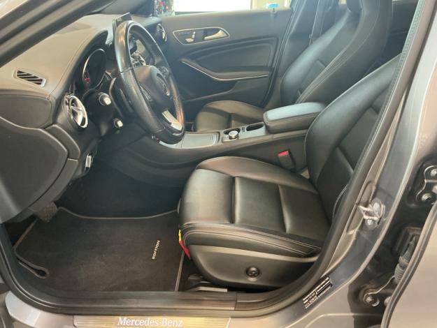 MERCEDES-BENZ GLA 180 AMG Line Toit Pano  