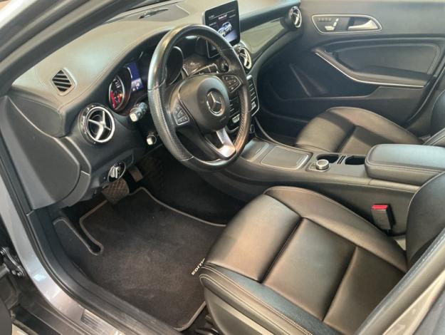 MERCEDES-BENZ GLA 180 AMG Line Toit Pano  