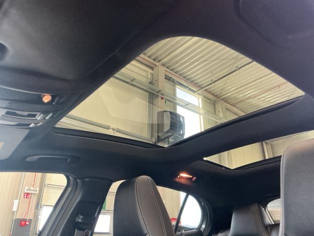 MERCEDES-BENZ GLA 180 AMG Line Toit Pano  