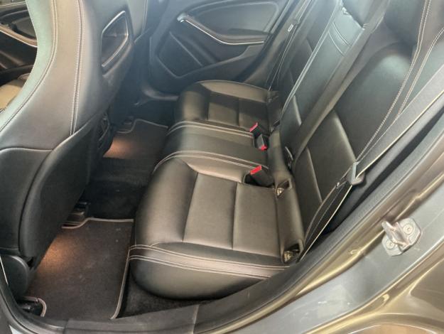 MERCEDES-BENZ GLA 180 AMG Line Toit Pano  
