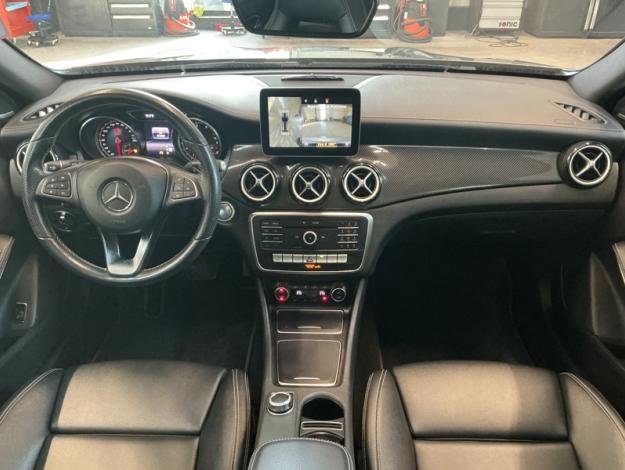 MERCEDES-BENZ GLA 180 AMG Line Toit Pano  