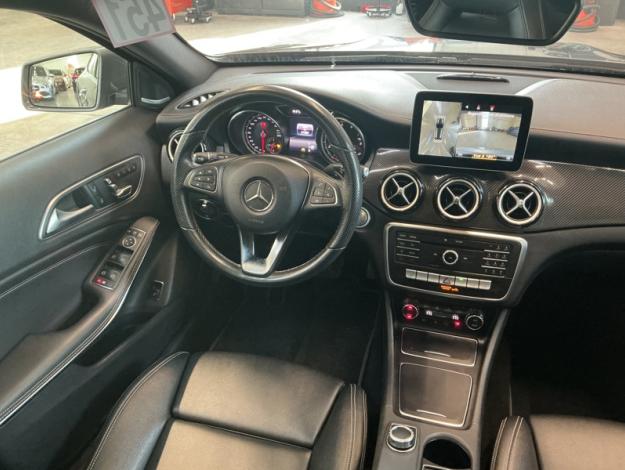 MERCEDES-BENZ GLA 180 AMG Line Toit Pano  