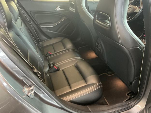 MERCEDES-BENZ GLA 180 AMG Line Toit Pano  