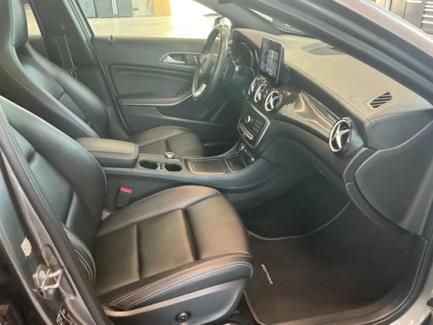 MERCEDES-BENZ GLA 180 AMG Line Toit Pano  