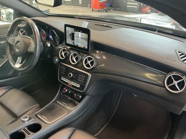 MERCEDES-BENZ GLA 180 AMG Line Toit Pano  