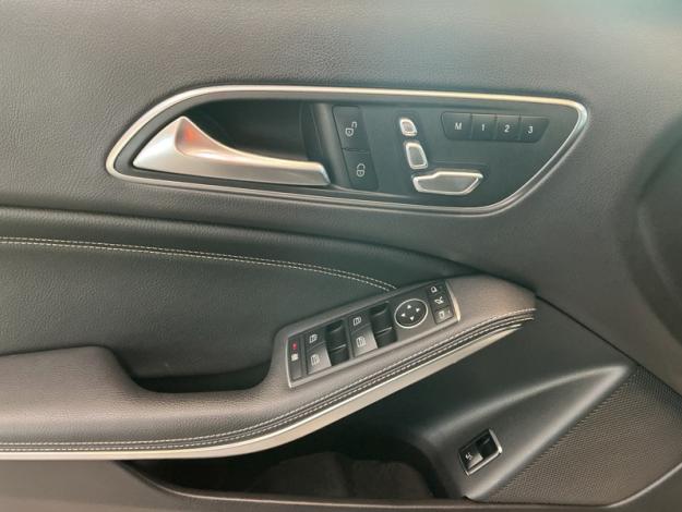 MERCEDES-BENZ GLA 180 AMG Line Toit Pano  