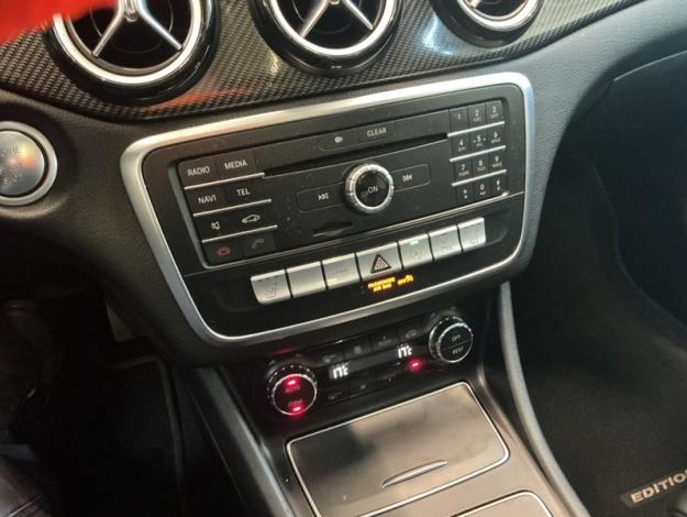 MERCEDES-BENZ GLA 180 AMG Line Toit Pano  