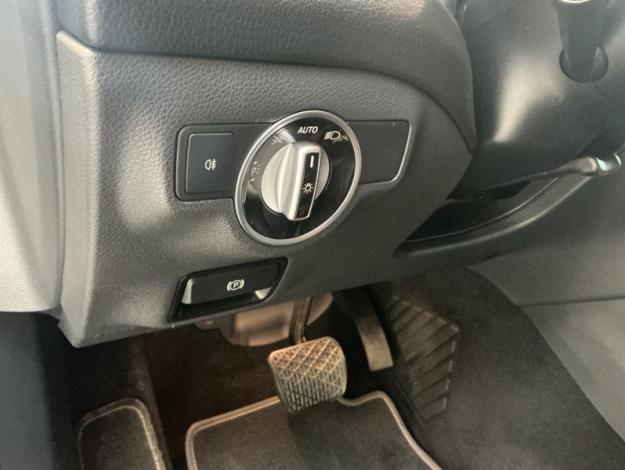 MERCEDES-BENZ GLA 180 AMG Line Toit Pano  