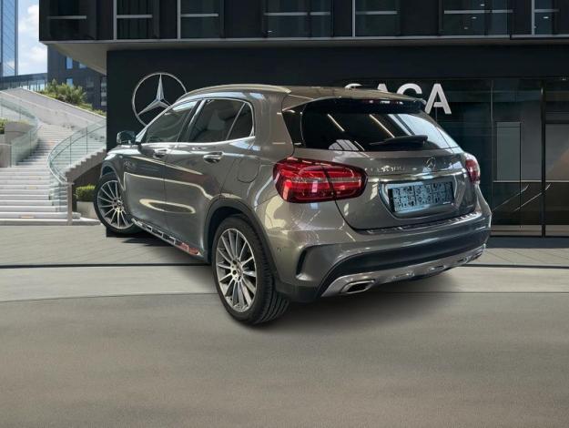 MERCEDES-BENZ GLA 180 AMG Line Toit Pano  