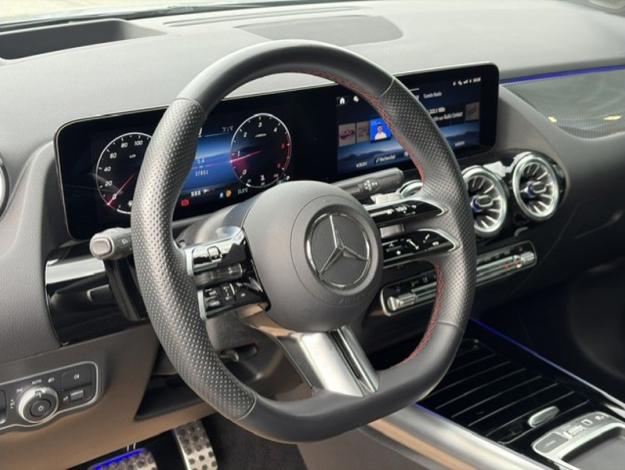 MERCEDES-BENZ GLA 180 d AMG PAck Night Pano Attelage  