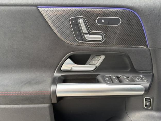 MERCEDES-BENZ GLA 180 d AMG PAck Night Pano Attelage  