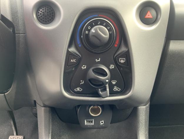 TOYOTA Aygo 1.0 VVT-i x-play  
