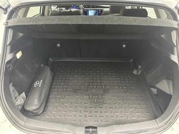 TOYOTA Auris 1.8 HYBRID 136 DESIGN  