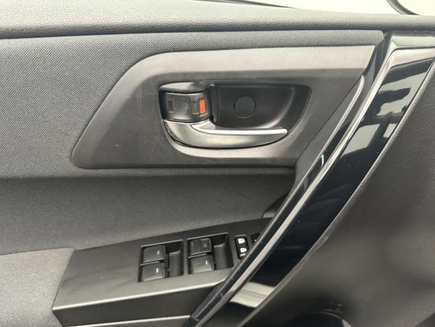 TOYOTA Auris 1.8 HYBRID 136 DESIGN  