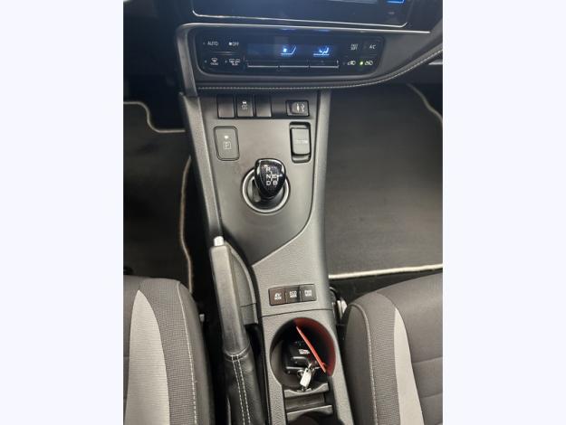 TOYOTA Auris 1.8 HYBRID 136 DESIGN  