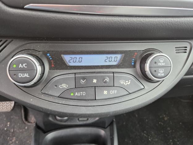 TOYOTA Yaris 100h DYNAMIC   