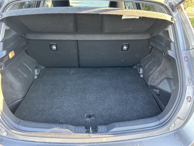 TOYOTA Auris 1.8 HYBRID 136h DESIGN  