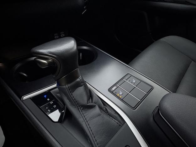 LEXUS UX 2.0 250H LUXE 2WD   