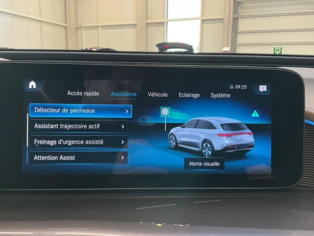 MERCEDES-BENZ EQC 400 4MATIC AMG Line Toit Ouvrant Attelage  