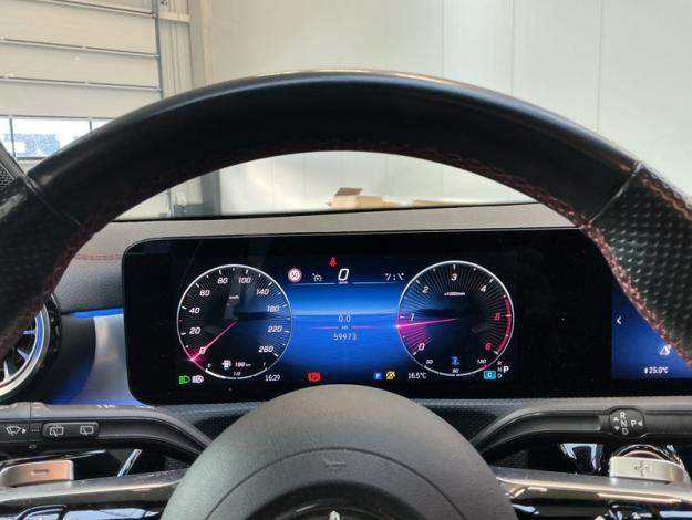 MERCEDES-BENZ CLA 180 d SB AMG Line Toit Pano  