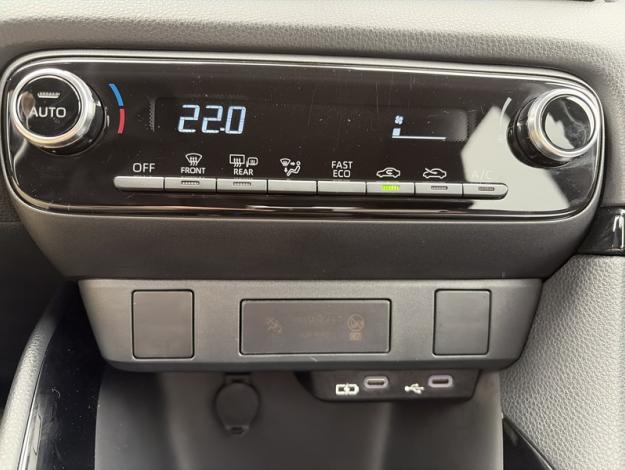 TOYOTA Yaris 116h Design Pack  