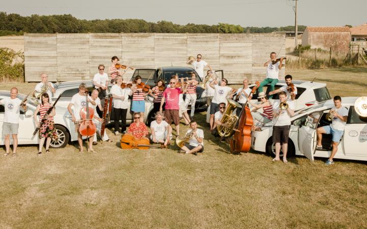 Un violon sur le Sable