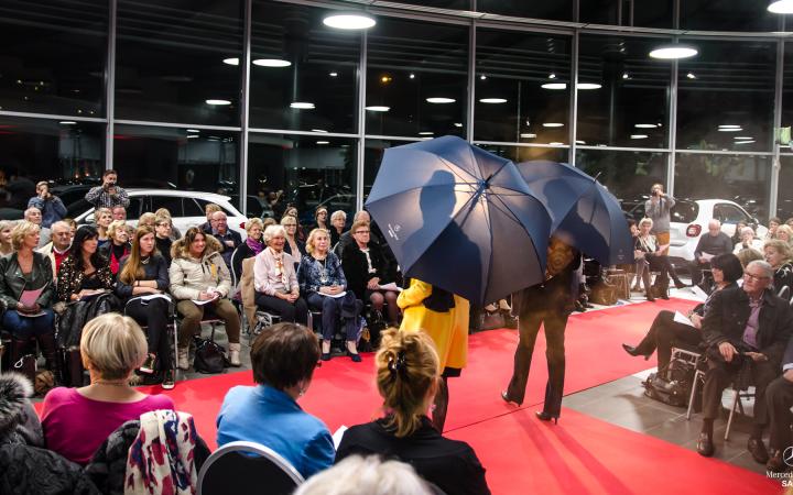 Défilé de mode par Sophie Doucet dans la concession SAGA Mercedes Lille