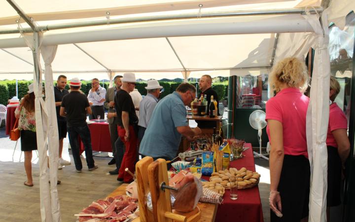 Présentation des cabriolets au Château de Hendecourt