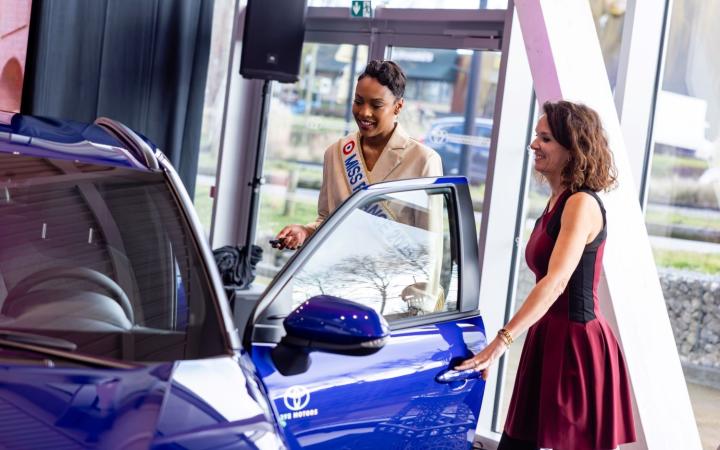 Miss France 2025 prend le volant de sa Yaris Cross