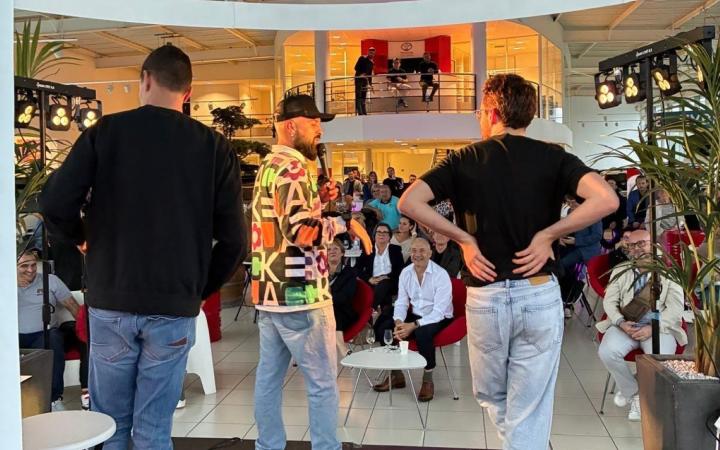 Stand Up à Toys Motors Tours