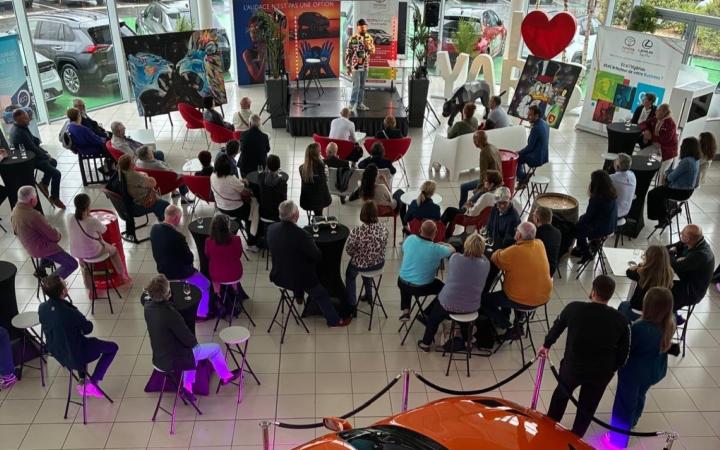 Stand Up à Toys Motors Tours