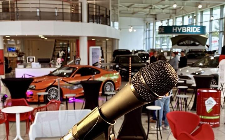 Stand Up à Toys Motors Tours