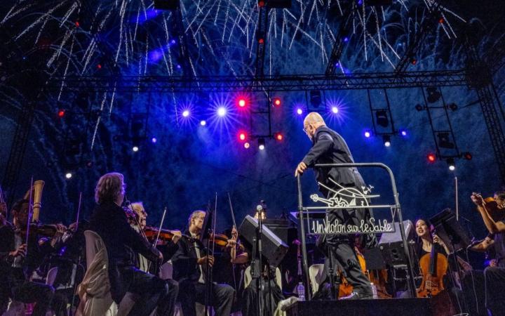 Un violon sur le sable