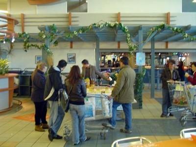 TOYS MOTORS la Rochelle - Rochefort invite ses clients à prendre le goûter...