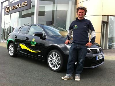 Arnaud Boissières et sa CT 200h à la concession Lexus La Roche Sur Yon