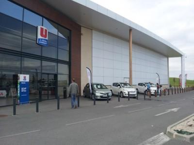 Toyota Toys Motors expose au Super U de Loches.