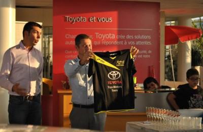 Remise de maillots à l'équipe de football U13 de Montlouis sur Loire