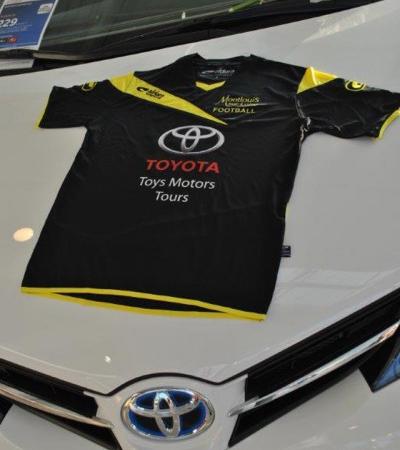 Remise de maillots à l'équipe de football U13 de Montlouis sur Loire