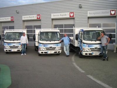 Livraison de 3 DYNA pour TOYOTA Les Sables