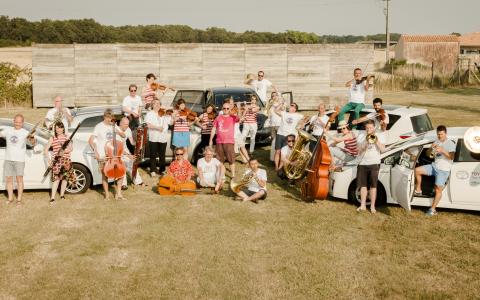 Un violon sur le Sable